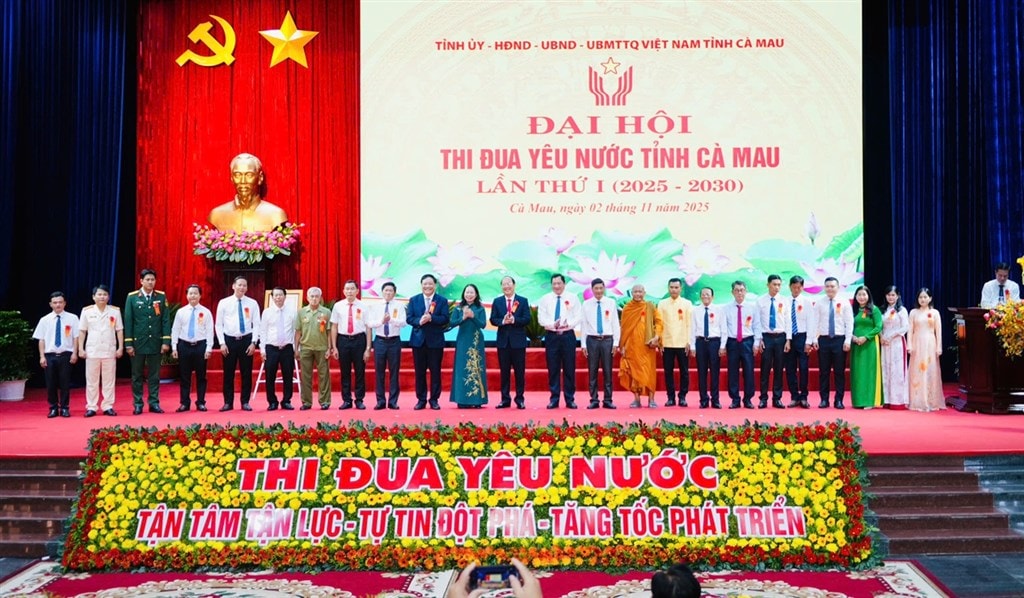 Phó Chủ tịch nước Võ Thị Ánh Xuân chụp ảnh cùng Đoàn đại biểu tỉnh Cà Mau dự Đại hội thi đua yêu nước toàn quốc lần thứ XI.