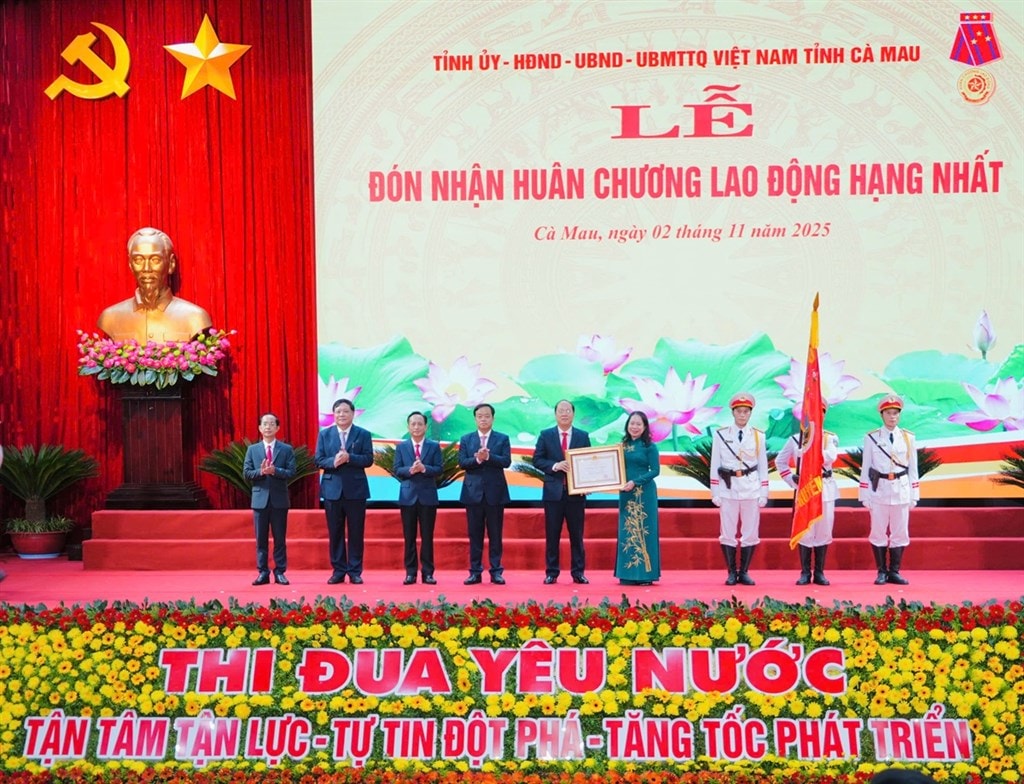 Phó Chủ tịch nước Võ Thị Ánh Xuân trao Huân chương Lao động hạng Nhất cho Đảng bộ, chính quyền và Nhân dân tỉnh Cà Mau.