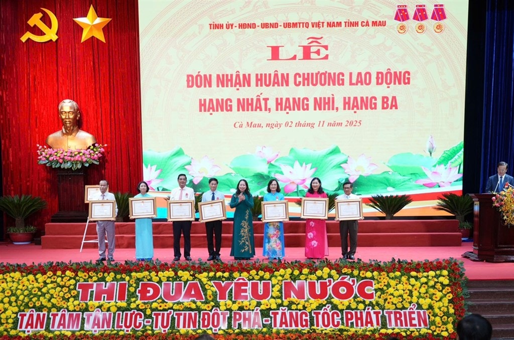 Phó Chủ tịch nước Võ Thị Ánh Xuân trao Huân chương Lao động hạng Nhất, hạng Nhì và hạng Ba cho các cá nhân.
