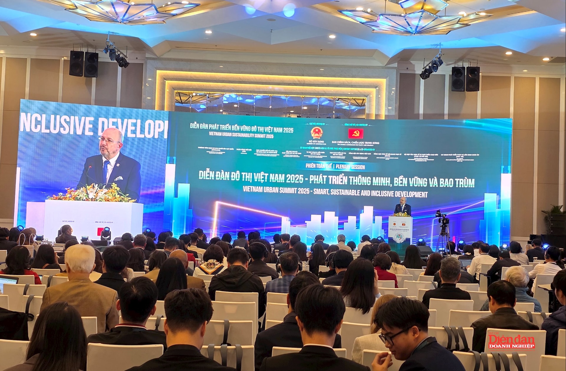 Toàn cảnh diễn đàn