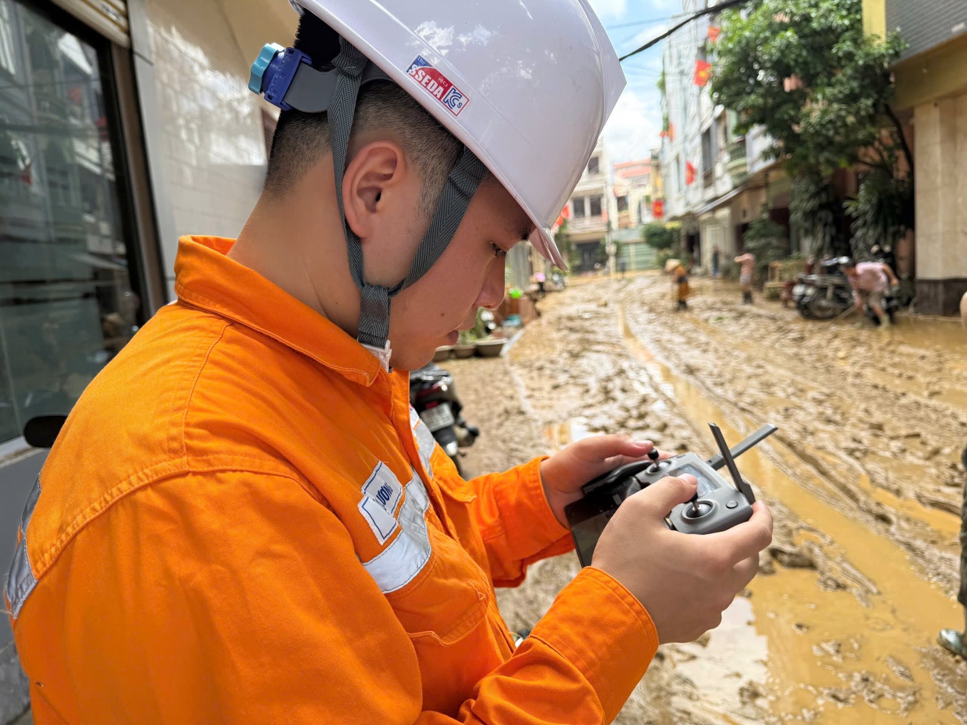 Van hanh drone khac phuc thien tai