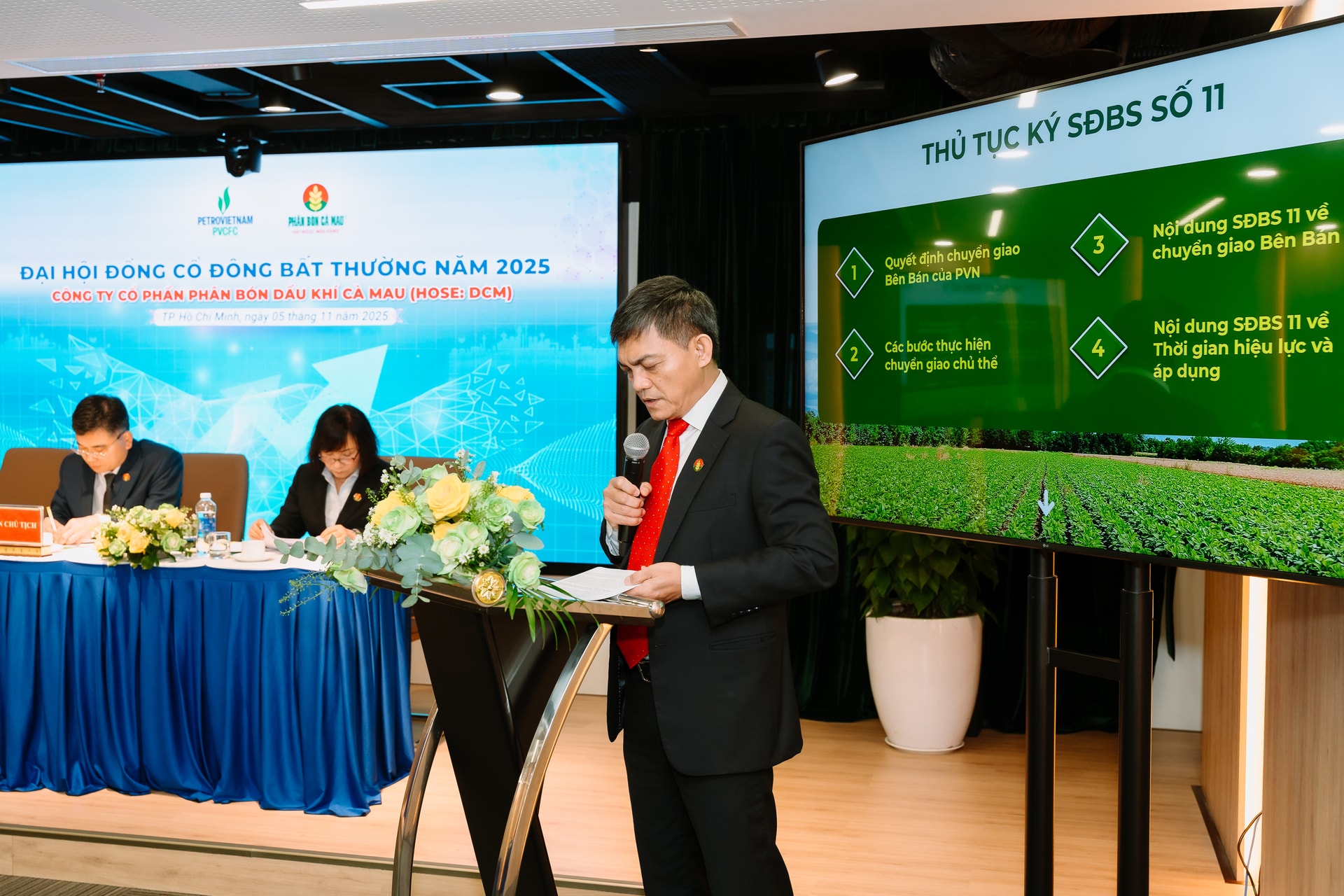 Tổng Giám đốc Văn Tiến Thanh trình bày các nội dung trọng tâm của Đại hội và giải đáp câu hỏi của cổ đông.