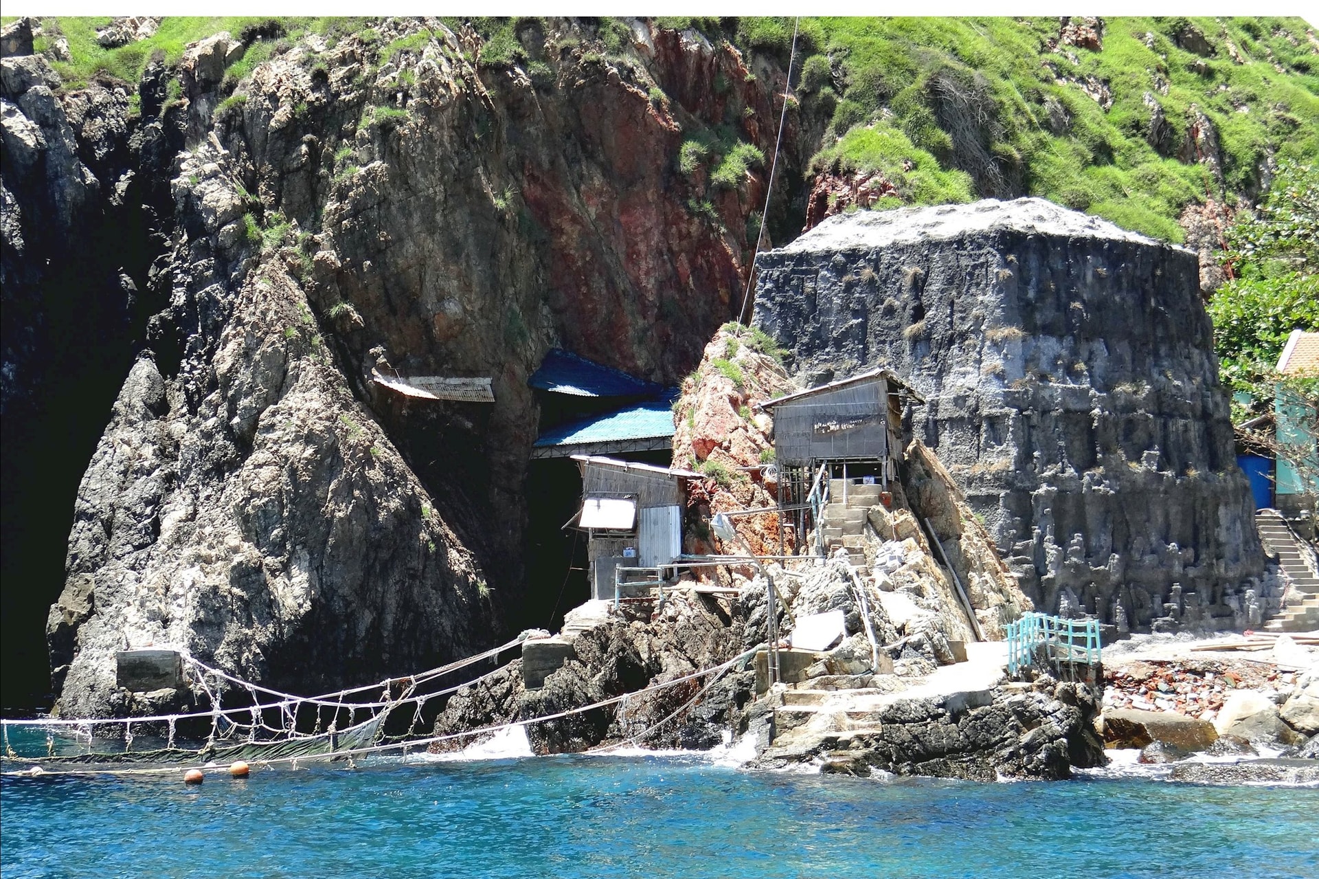 9. Nhà trú đông cho chim yến