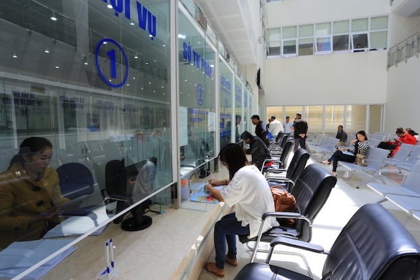 Người dân giao dịch ở bộ phận một cửa nằm ở tầng trệt Trung tâm hành chính tỉnh Lâm Đồngjpeg