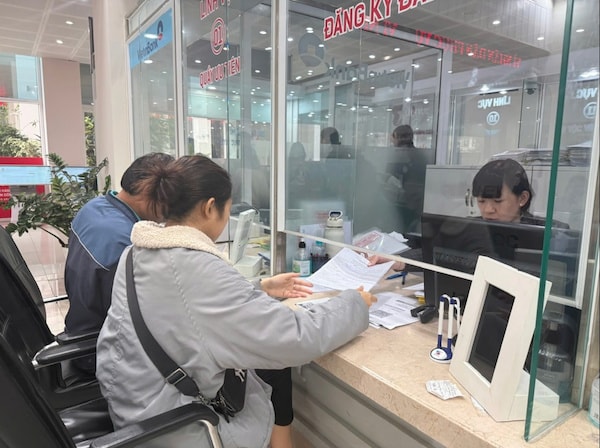 Người dân làm thủ tục tại Trung tâm Phục vụ hành chính công tỉnh