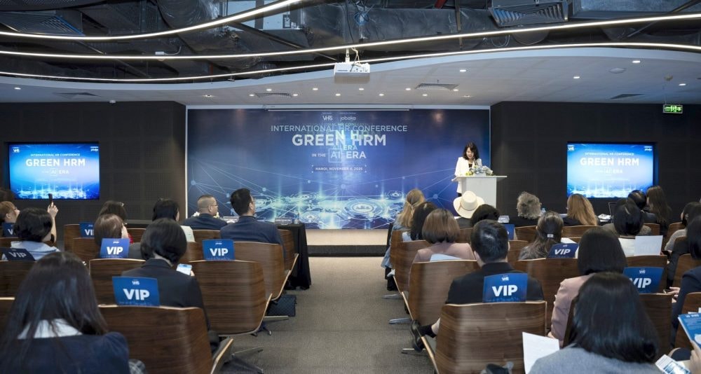 Tương lai của thị trường lao động không chỉ “ứng dụng AI” mà là “đồng hành cùng AI”