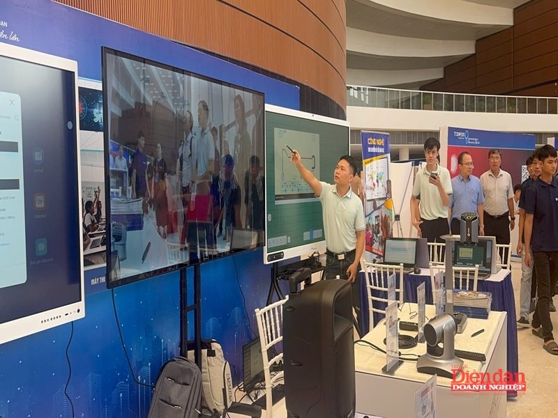 Tại gian hàng EdTech, chuyên gia đang trình diễn tính năng của bảng tương tác thông minh, công cụ thiết yếu cho việc dạy và học trực tuyến, trực tiếp trong kỷ nguyên số.