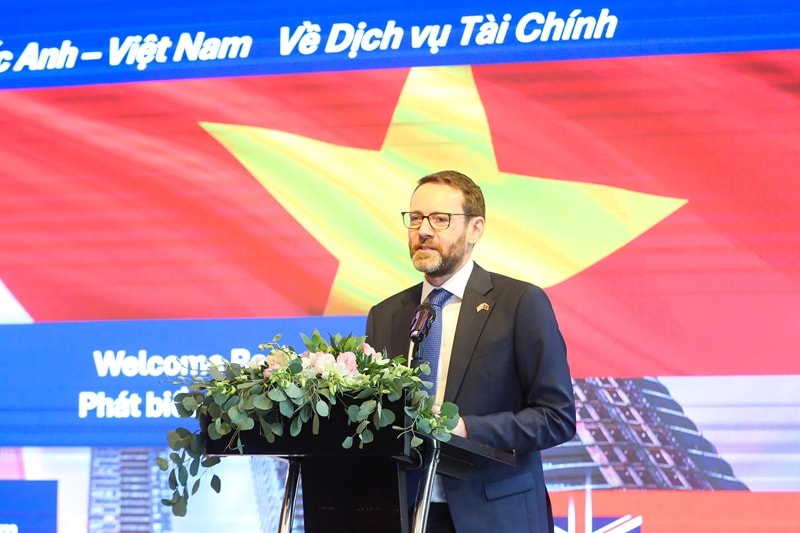 Đại sứ Anh Iain Frew