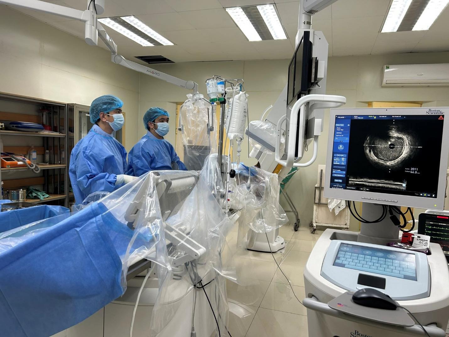 Thủ thuật can thiệp động mạch vành với hướng dẫn của siêu âm trong lòng mạch