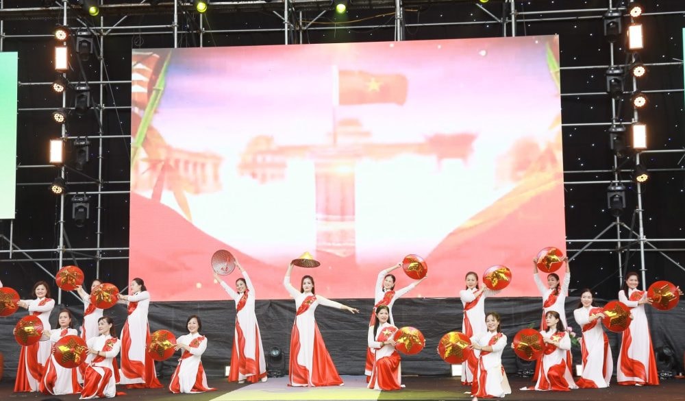 Đồng diễn Áo dài 2025: Tôn vinh sắc màu Phụ nữ Thủ đô và quảng bá hình ảnh Hà Nội hội nhập Đồng diễn Áo dài 2025: Tôn vinh sắc màu Phụ nữ Thủ đô và quảng bá hình ảnh Hà Nội hội nhập