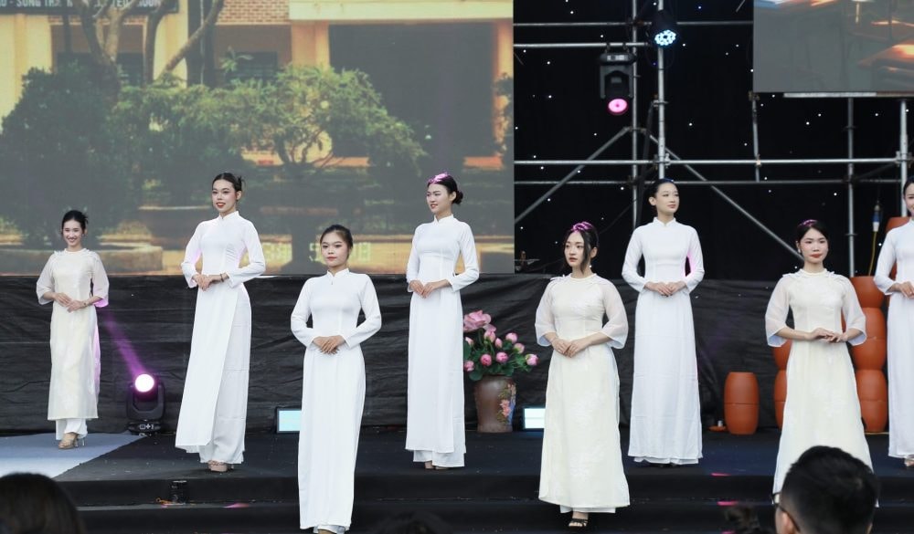 Đồng diễn Áo dài 2025: Tôn vinh sắc màu Phụ nữ Thủ đô và quảng bá hình ảnh Hà Nội hội nhập Đồng diễn Áo dài 2025: Tôn vinh sắc màu Phụ nữ Thủ đô và quảng bá hình ảnh Hà Nội hội nhập