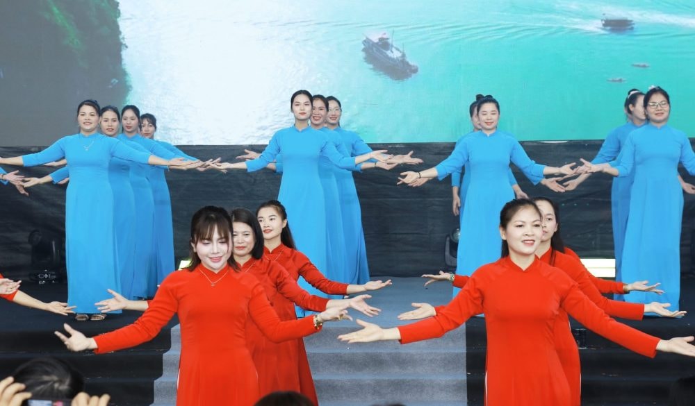 Đồng diễn Áo dài 2025: Tôn vinh sắc màu Phụ nữ Thủ đô và quảng bá hình ảnh Hà Nội hội nhập Đồng diễn Áo dài 2025: Tôn vinh sắc màu Phụ nữ Thủ đô và quảng bá hình ảnh Hà Nội hội nhập