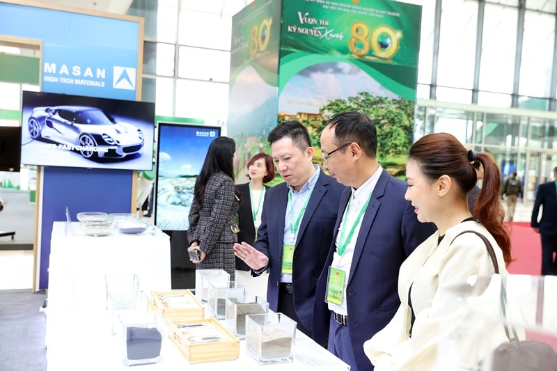 Đại biểu tham quan gian trưng bày Masan High-Tech Materials