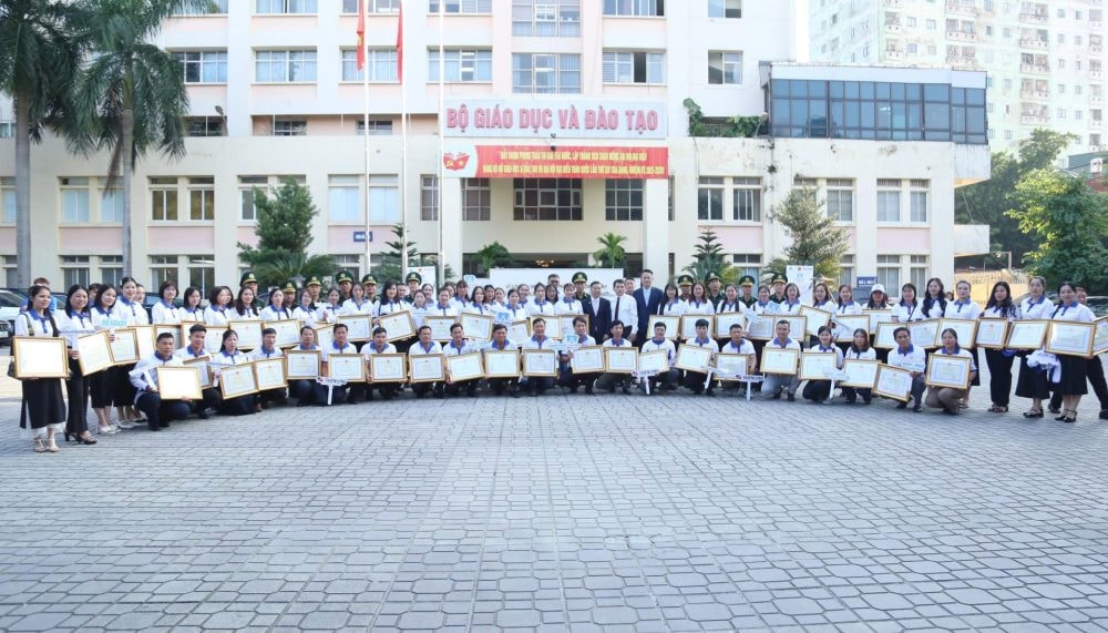 Lãnh đạo Bộ Giáo dục và Đào tạo gặp mặt 80 gương giáo viên chương trình “Chia sẻ cùng thầy cô” năm 2025