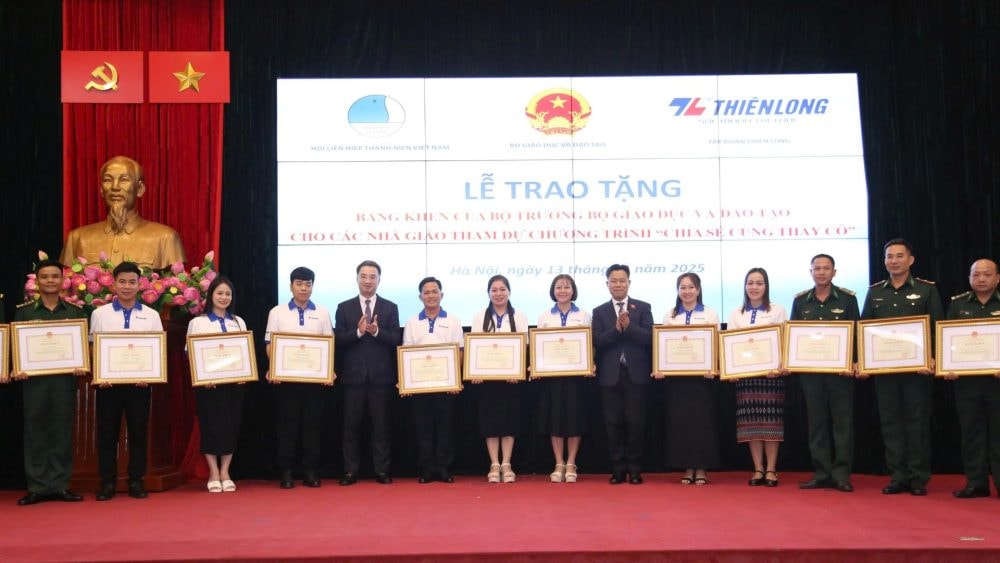 Lãnh đạo Bộ Giáo dục và Đào tạo gặp mặt 80 gương giáo viên chương trình “Chia sẻ cùng thầy cô” năm 2025