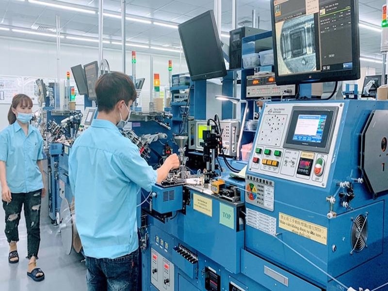 Áp lực này sẽ buộc cả khu vực tư nhân lẫn công cộng phải nâng cao tiêu chuẩn tuyển dụng và đãi ngộ, từ đó nâng mặt bằng chất lượng nhân sự chung của thành phố.