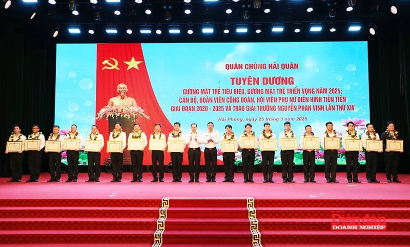 Ban tổ chức trao thưởng các tác giả, nhóm tác giả đạt giải Nhất Giải thưởng tuổi trẻ sáng tạo Nguyễn Phan Vinh lần thứ XIV3