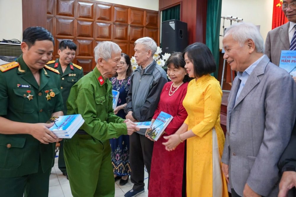 Trao tặng Bộ sưu tập di ảnh chân dung “Đại đoàn kết” và “Vinh quang Nhà giáo Việt Nam” Trao tặng Bộ sưu tập di ảnh chân dung “Đại đoàn kết” và “Vinh quang Nhà giáo Việt Nam”