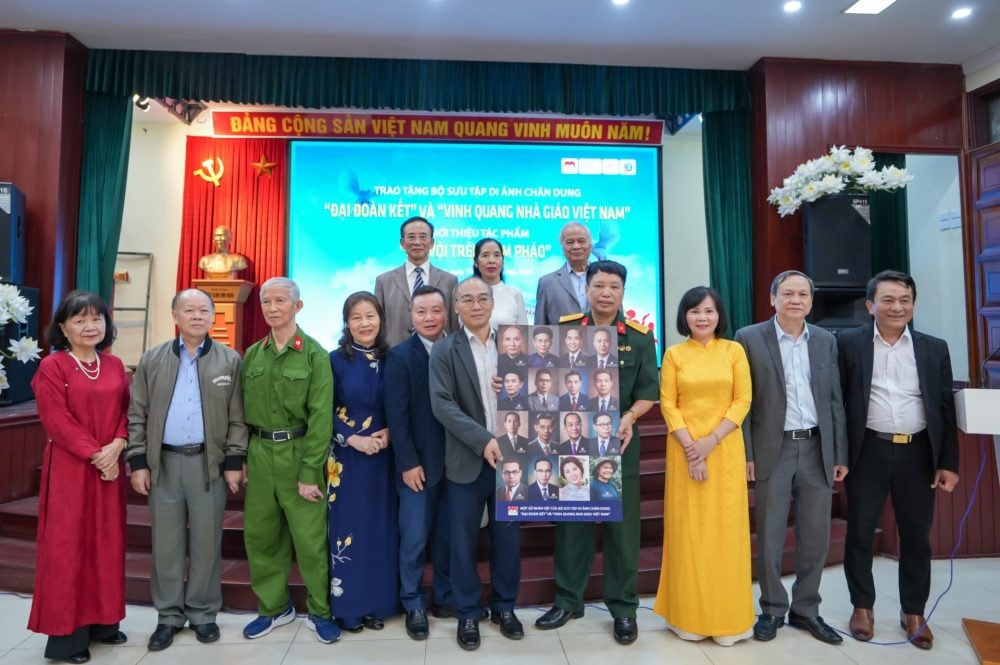 Trao tặng Bộ sưu tập di ảnh chân dung “Đại đoàn kết” và “Vinh quang Nhà giáo Việt Nam” Trao tặng Bộ sưu tập di ảnh chân dung “Đại đoàn kết” và “Vinh quang Nhà giáo Việt Nam”