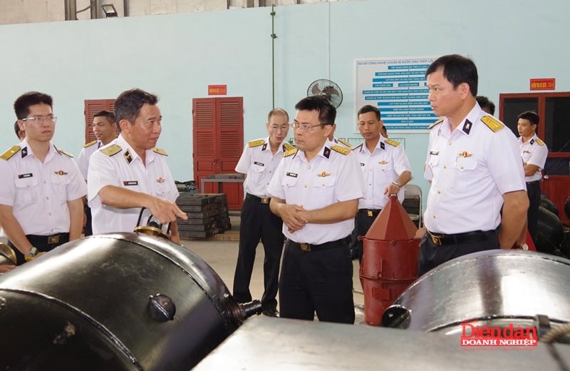 Thủ trưởng Bộ Tư lệnh Hải quân kiểm tra sản phẩm nghiên cứu khoa học tại Nhà máy X281