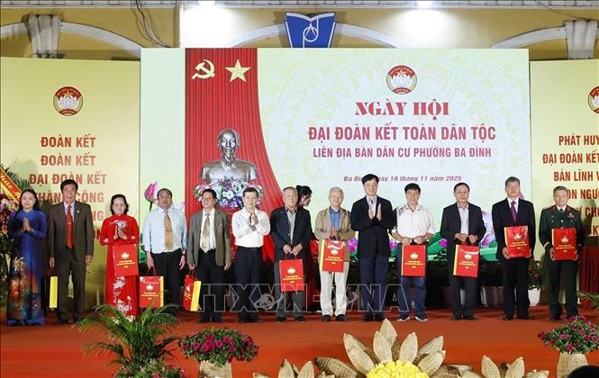 Tổng Bí thư Tô Lâm dự Ngày hội Đại đoàn kết dân tộc tại phường Ba Đình, Hà Nội- Ảnh 7. Tổng Bí thư Tô Lâm dự Ngày hội Đại đoàn kết dân tộc tại phường Ba Đình, Hà Nội- Ảnh 7.