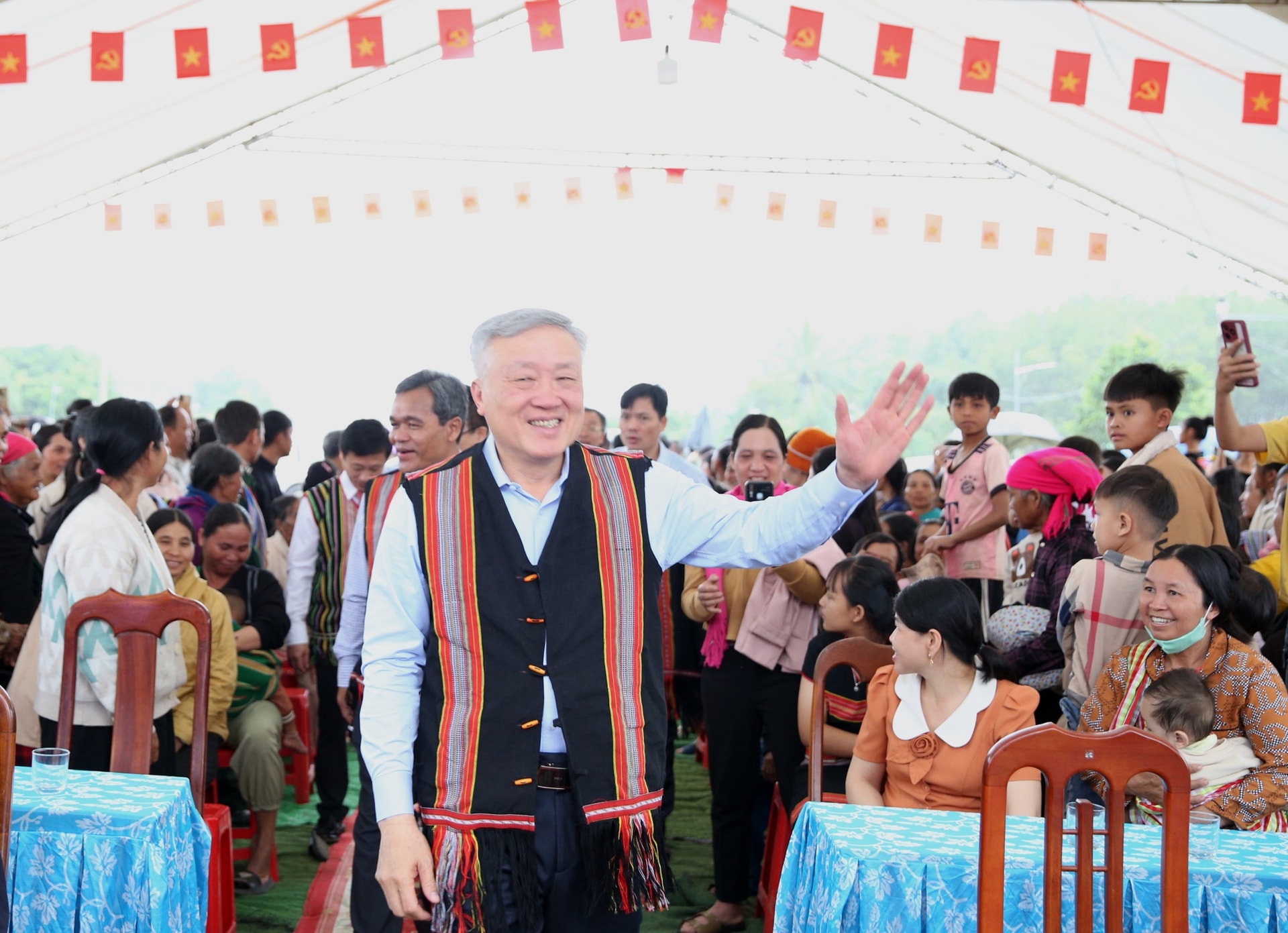 Phó Thủ tướng Thường trực Nguyễn Hòa Bình dự Ngày hội Đại đoàn kết toàn dân tộc tại Quảng Ngãi- Ảnh 1. Phó Thủ tướng Thường trực Nguyễn Hòa Bình dự Ngày hội Đại đoàn kết toàn dân tộc tại Quảng Ngãi- Ảnh 1.