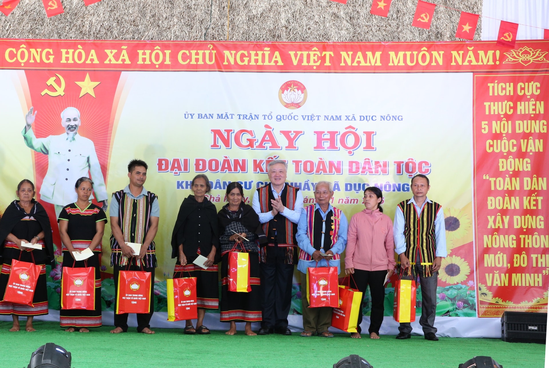 Phó Thủ tướng Thường trực Nguyễn Hòa Bình dự Ngày hội Đại đoàn kết toàn dân tộc tại Quảng Ngãi- Ảnh 5. Phó Thủ tướng Thường trực Nguyễn Hòa Bình dự Ngày hội Đại đoàn kết toàn dân tộc tại Quảng Ngãi- Ảnh 5.