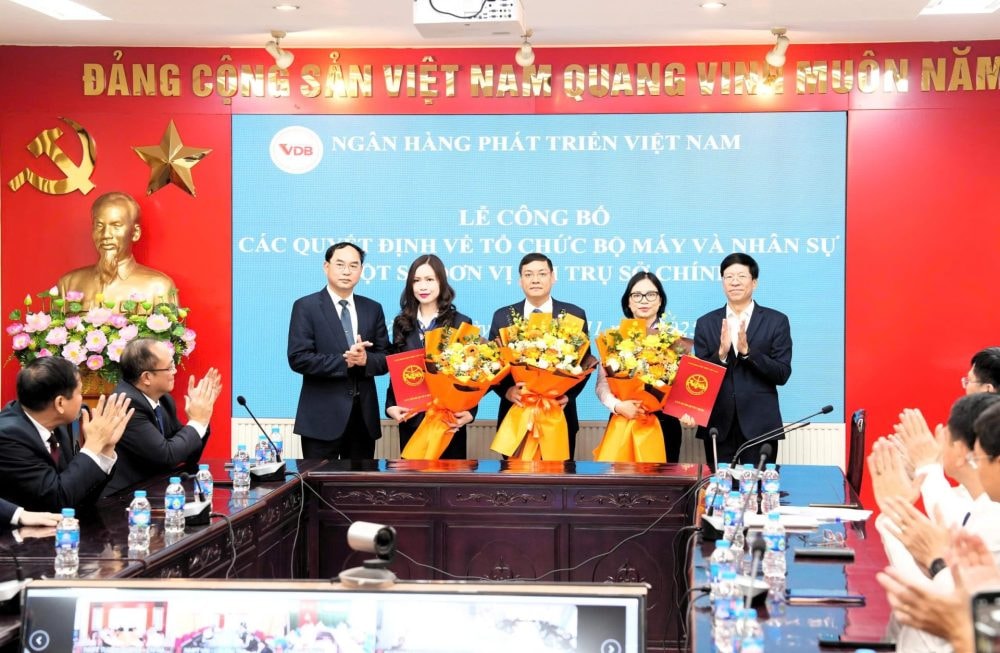 VDB: Công bố các quyết định về tổ chức bộ máy, nhân sự và thành lập thêm 2 đơn vị cấp Ban tại Trụ sở chính VDB: Công bố các quyết định về tổ chức bộ máy, nhân sự và thành lập thêm 2 đơn vị cấp Ban tại Trụ sở chính