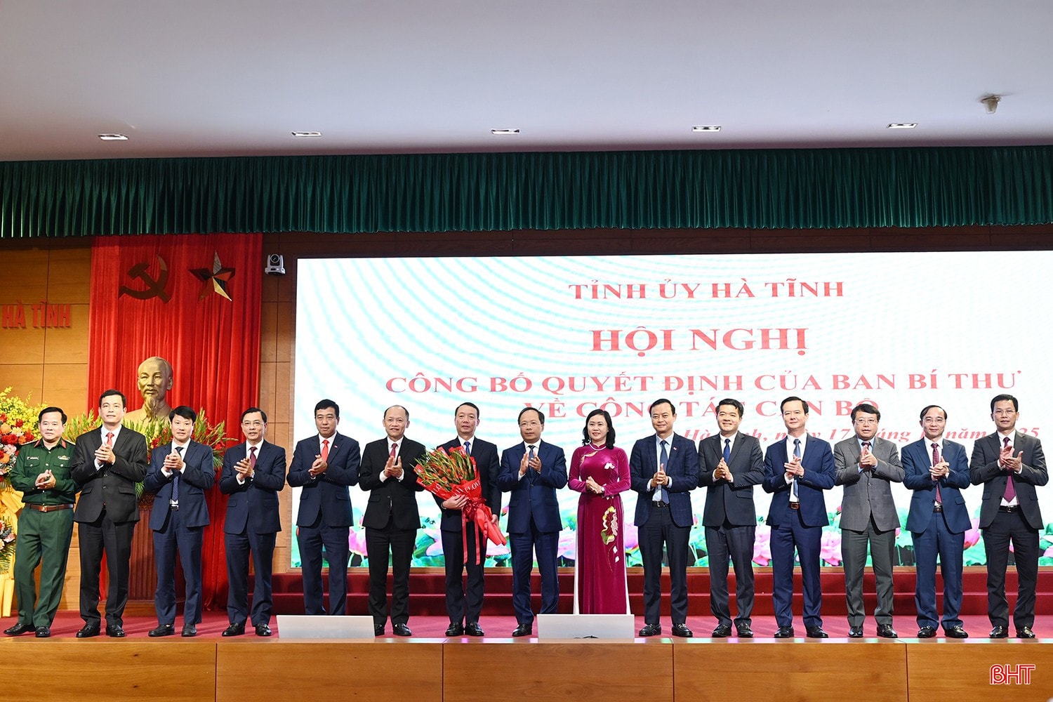 Ban Thường vụ Tỉnh ủy Hà Tĩnh tặng hoa chúc mừng đồng chí Phan Thiên Định.