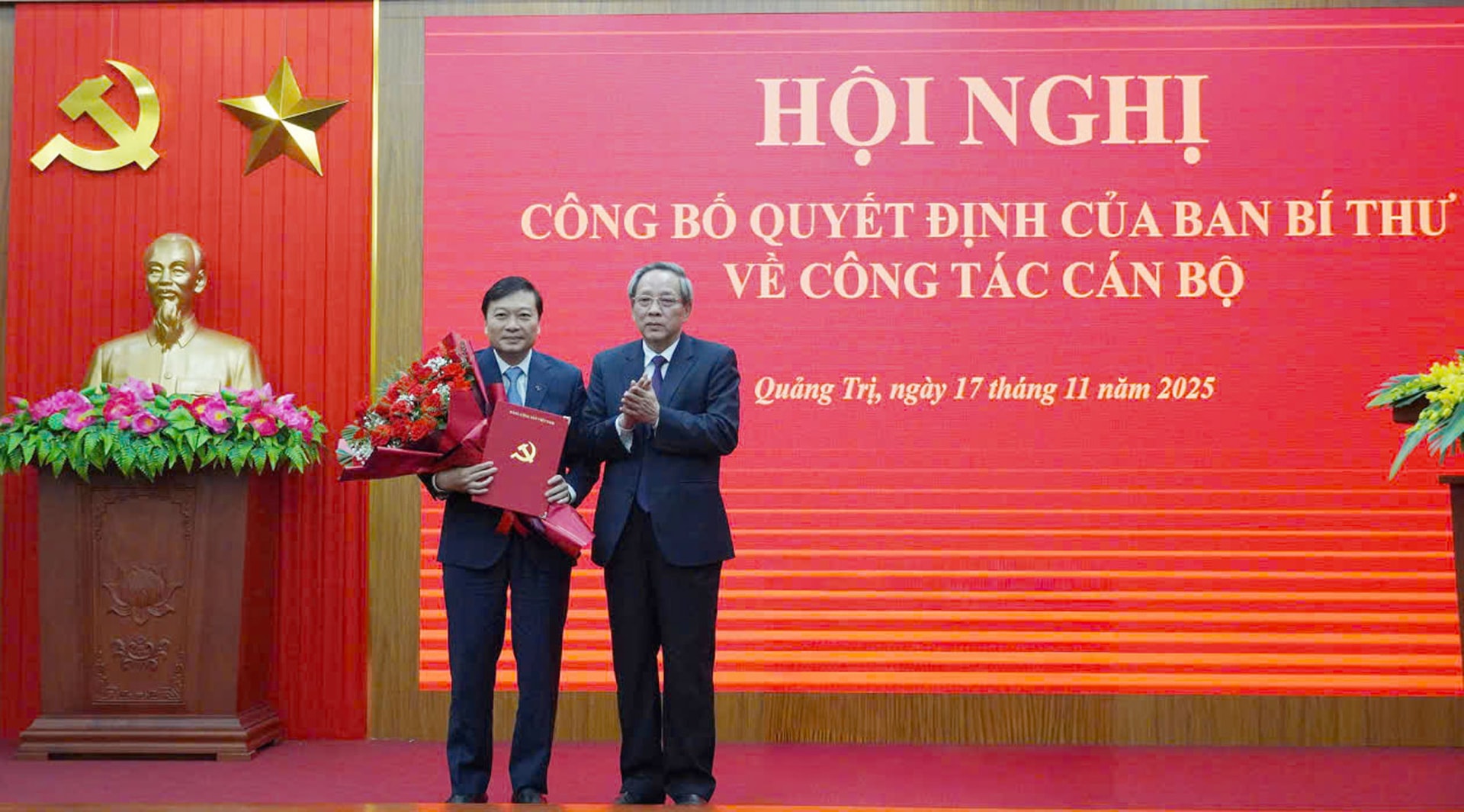 Hoàng Đăng Quang thay mặt Ban Bí thư trao Quyết định và tặng hoa chúc mừng đồng chí Lê Hồng Vinh