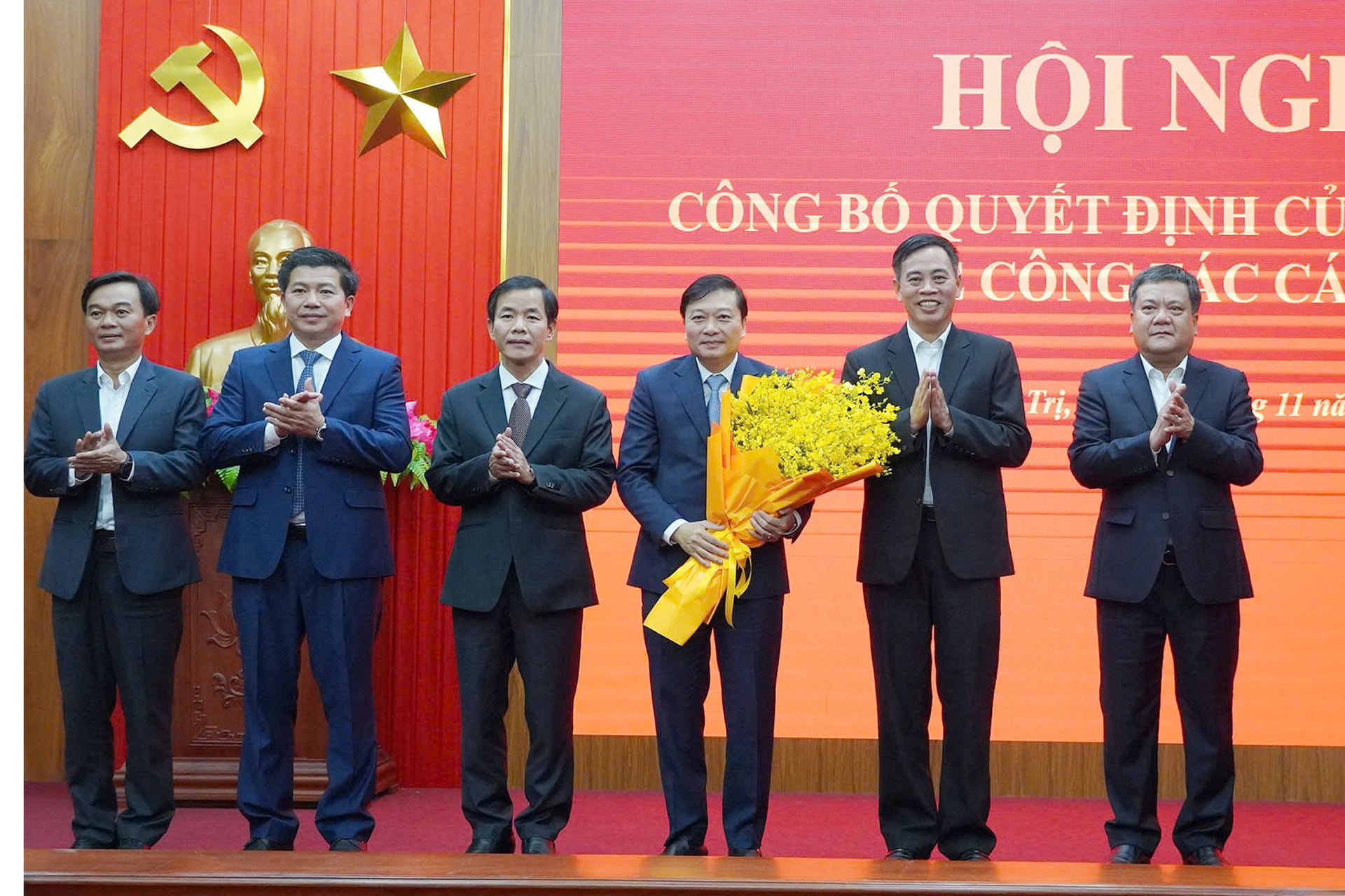 Thường trực Tỉnh ủy Quảng Trị tặng hoa chúc mừng đồng chí Lê Hồng Vinh