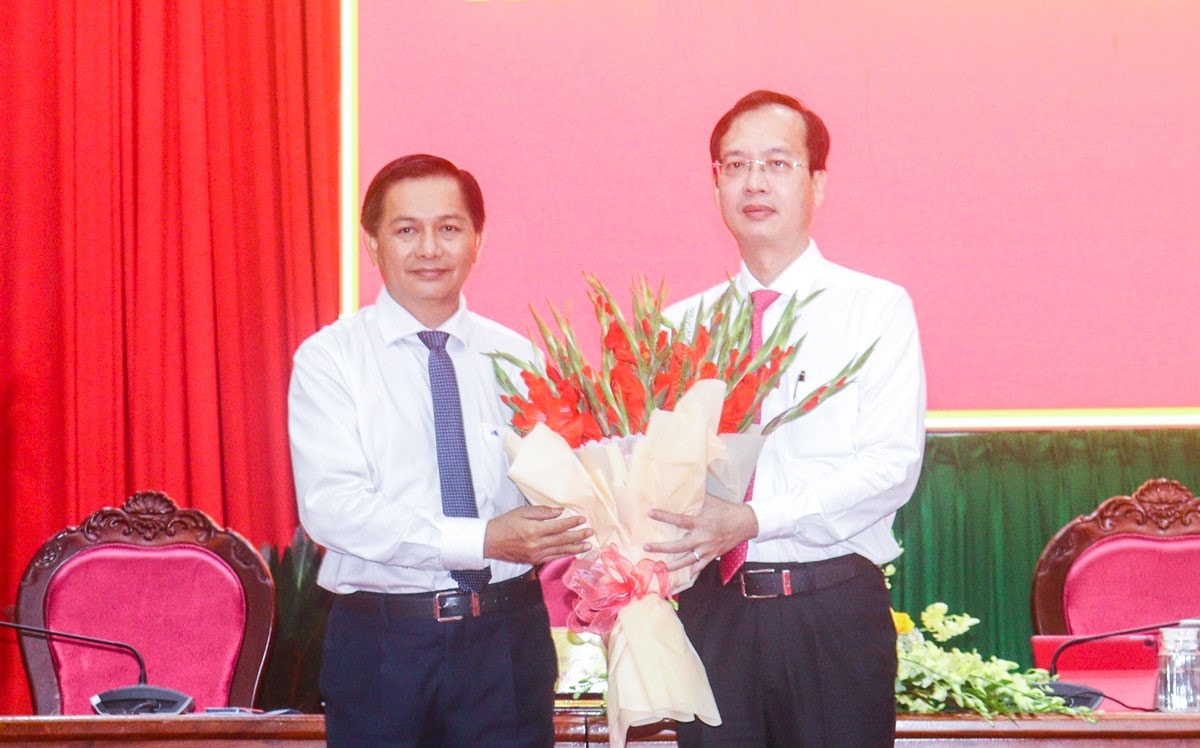 Bí thư Tỉnh ủy Trần Văn Lâu tặng hoa chúc mừng Chủ tịch UBND tỉnh Trần Trí Quang.