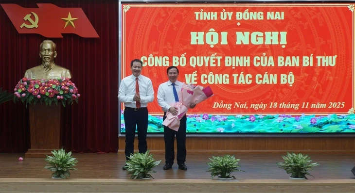 Bí thư Tỉnh ủy Vũ Hồng Văn trao hoa chúc mừng tân Phó bí thư Tỉnh ủy Đồng Nai Nguyễn Văn Út