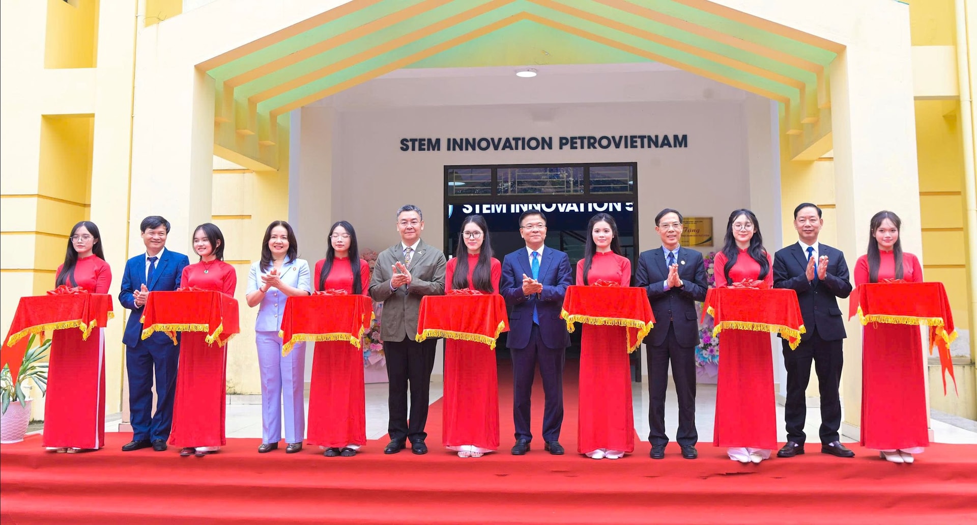 Các đại biểu thực hiện nghi thức gắn biển công trình phòng thực hành giáo dục STEM tại Trường THPT chuyên Lam Sơn.