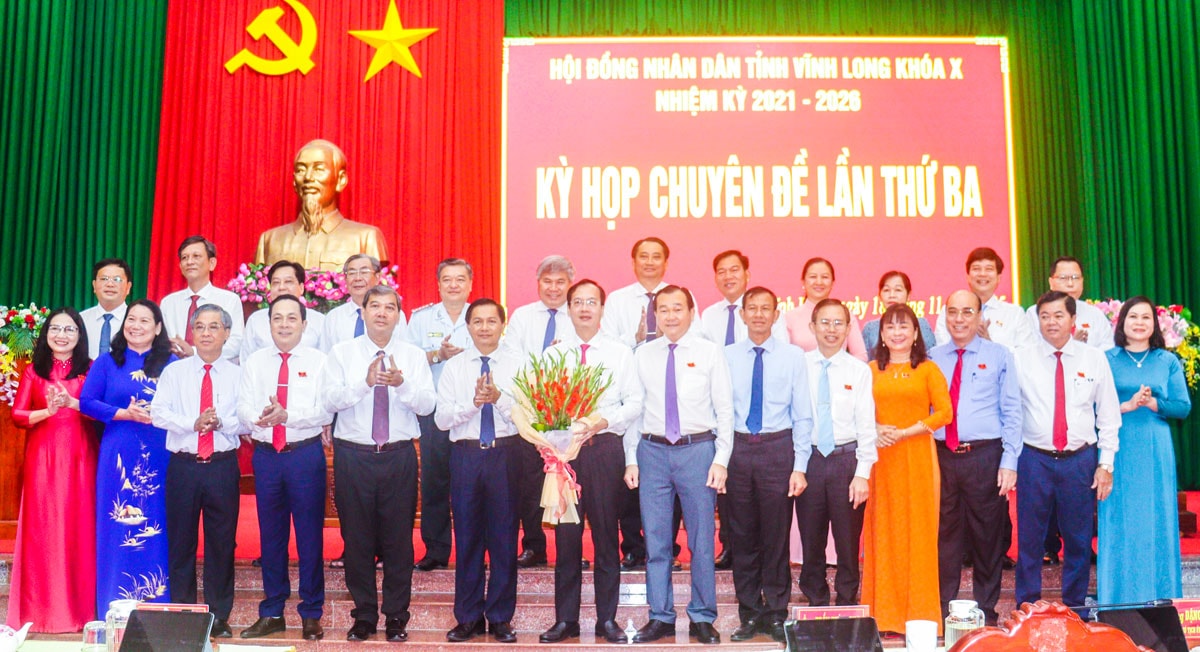 Lãnh đạo tỉnh chúc mừng và chụp ảnh lưu niệm cùng Chủ tịch UBND tỉnh- Trần Trí Quang.