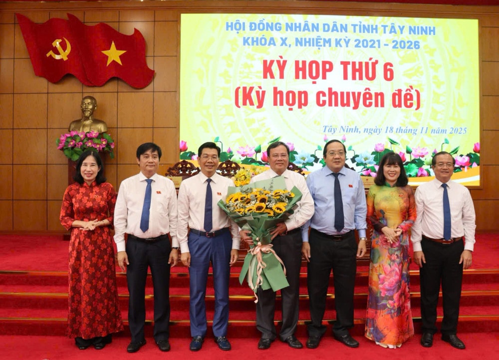 Phó Bí thư Thường trực Tỉnh ủy, Chủ tịch HĐND tỉnh Nguyễn Mạnh Hùng (thứ 3 từ trái qua) cùng lãnh đạo tỉnh chúc mừng tân Chủ tịch UBND tỉnh Tây Ninh Lê Văn Hẳn