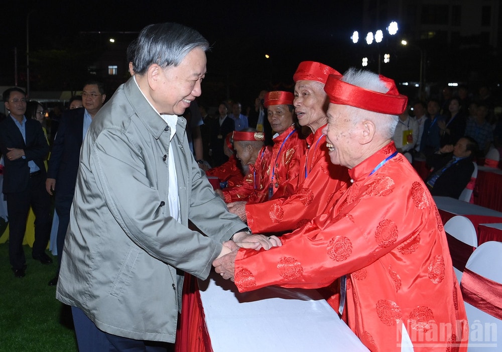 Tổng Bí thư Tô Lâm thăm hỏi các bậc cao niên tại Ngày hội Đại đoàn kết toàn dân tộc phường Thượng Cát, thành phố Hà No