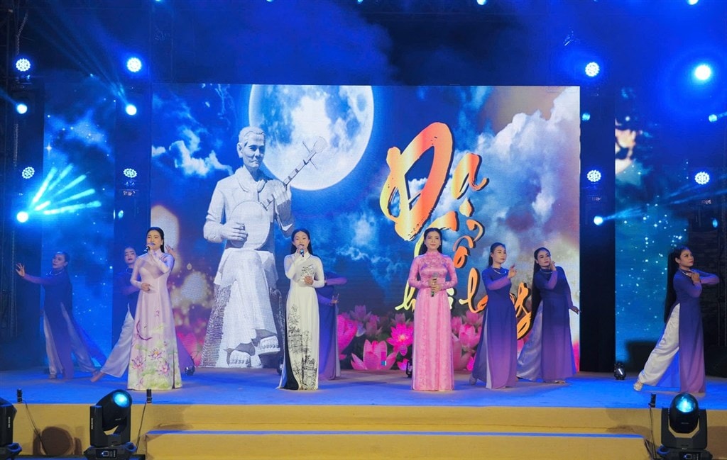 Chương trình nghệ thuật do Nhà hát Cao Văn Lầu đến từ tỉnh Cà Mau biểu diễn tại lễ hội.