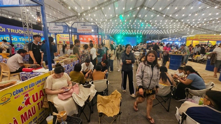 Không gian ẩm thực hòa cùng với sân khấu ca nhạc giúp du khách có thêm nhiều trải nghiệm ở lễ hội