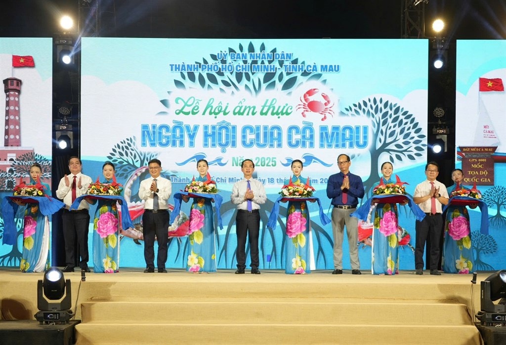 Nghi thức cắt băng khai mạc Lễ hội ẩm thực.