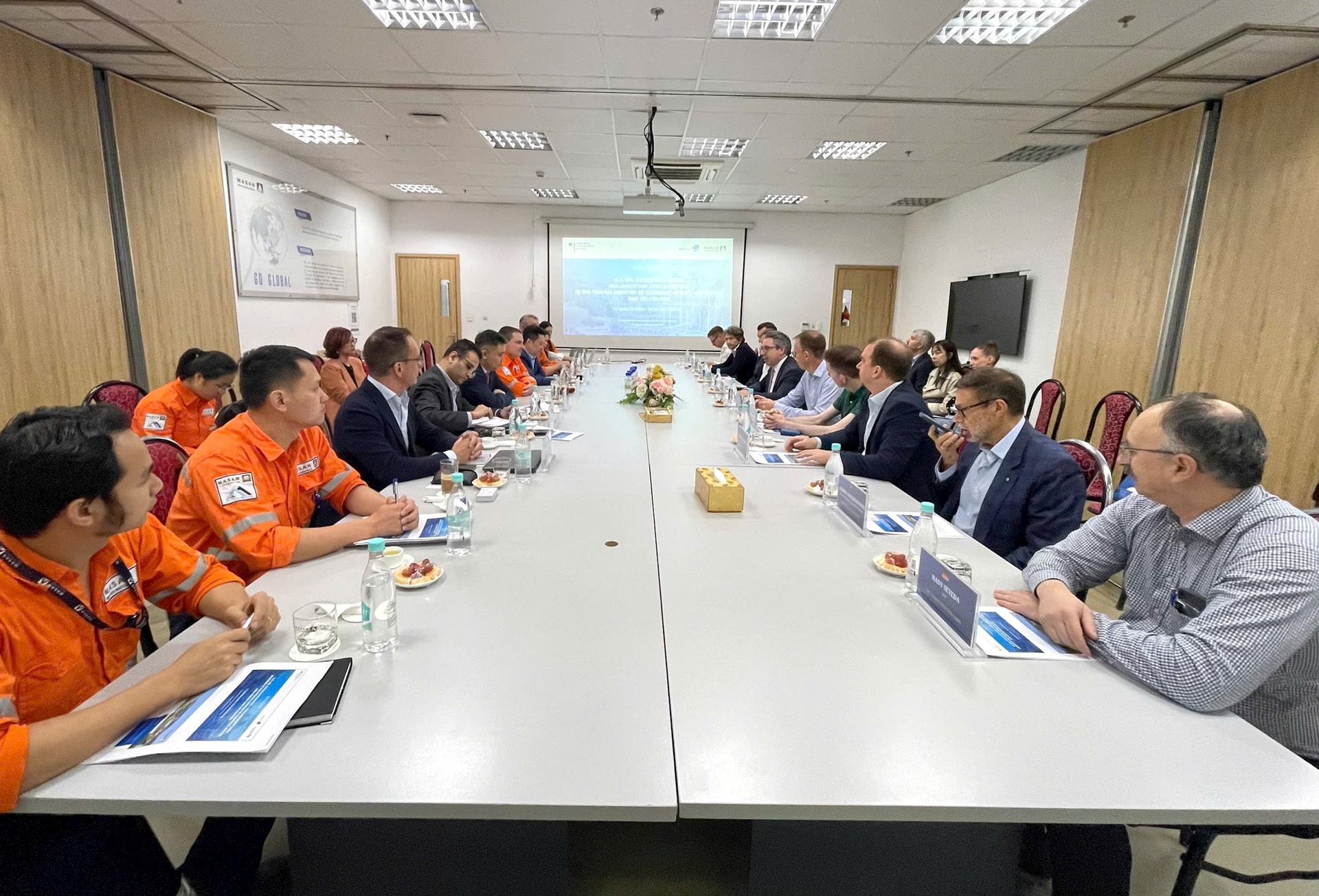 Quốc vụ khanh Nghị viện, Bộ Kinh tế và Năng lượng Liên bang Đức Stefan Rouenhoff cùng lãnh đạo các doanh nghiệp hàng đầu của Đức tới thăm và làm việc tại Masan High-Tech Materials