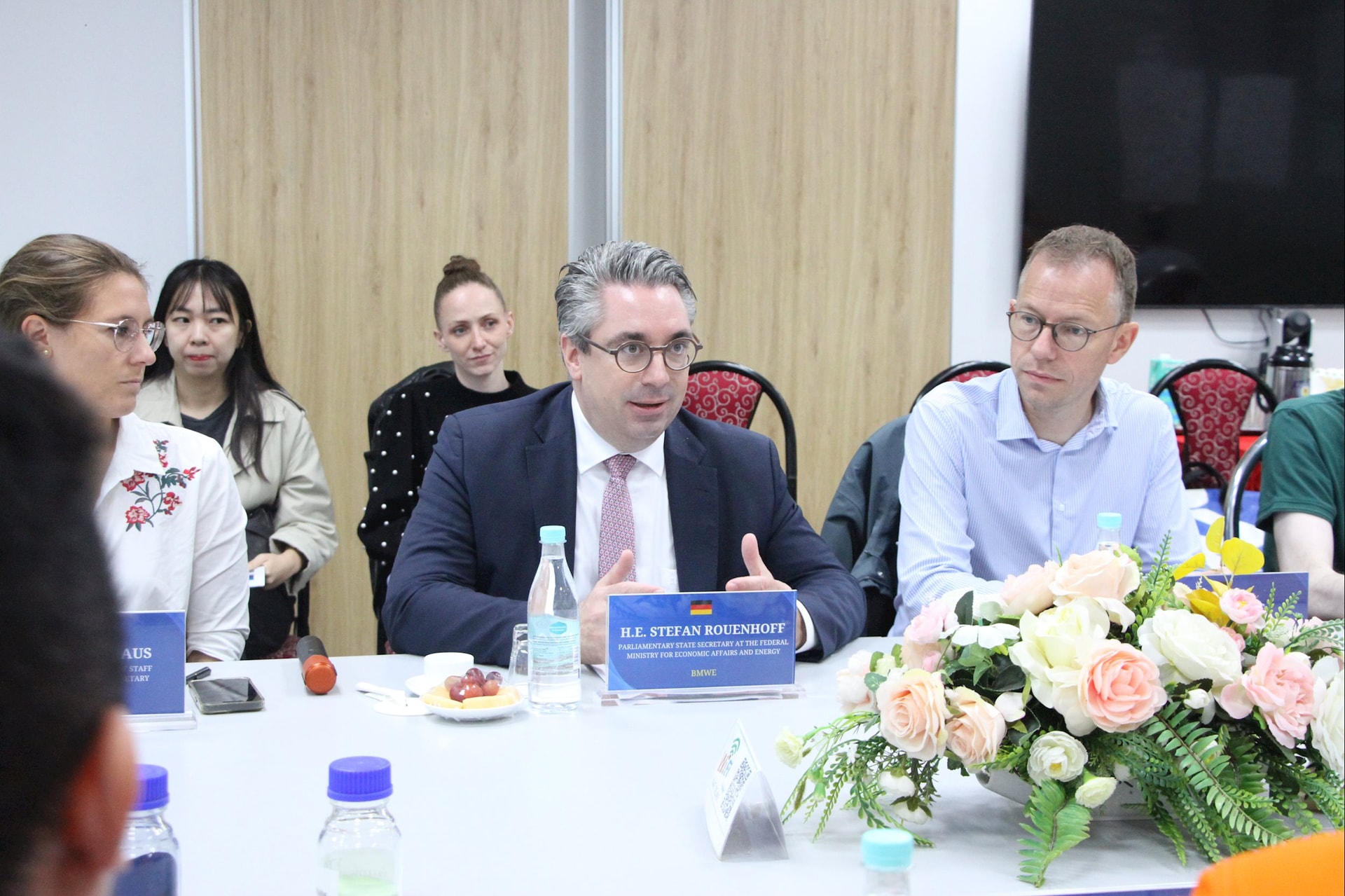 Quốc vụ khanh Stefan Rouenhoff bày tỏ mong muốn thúc đẩy hợp tác kinh tế – công nghiệp Việt Nam – Đức, tăng cường hợp tác trong lĩnh vực năng lượng, kết nối doanh nghiệp hai nước
