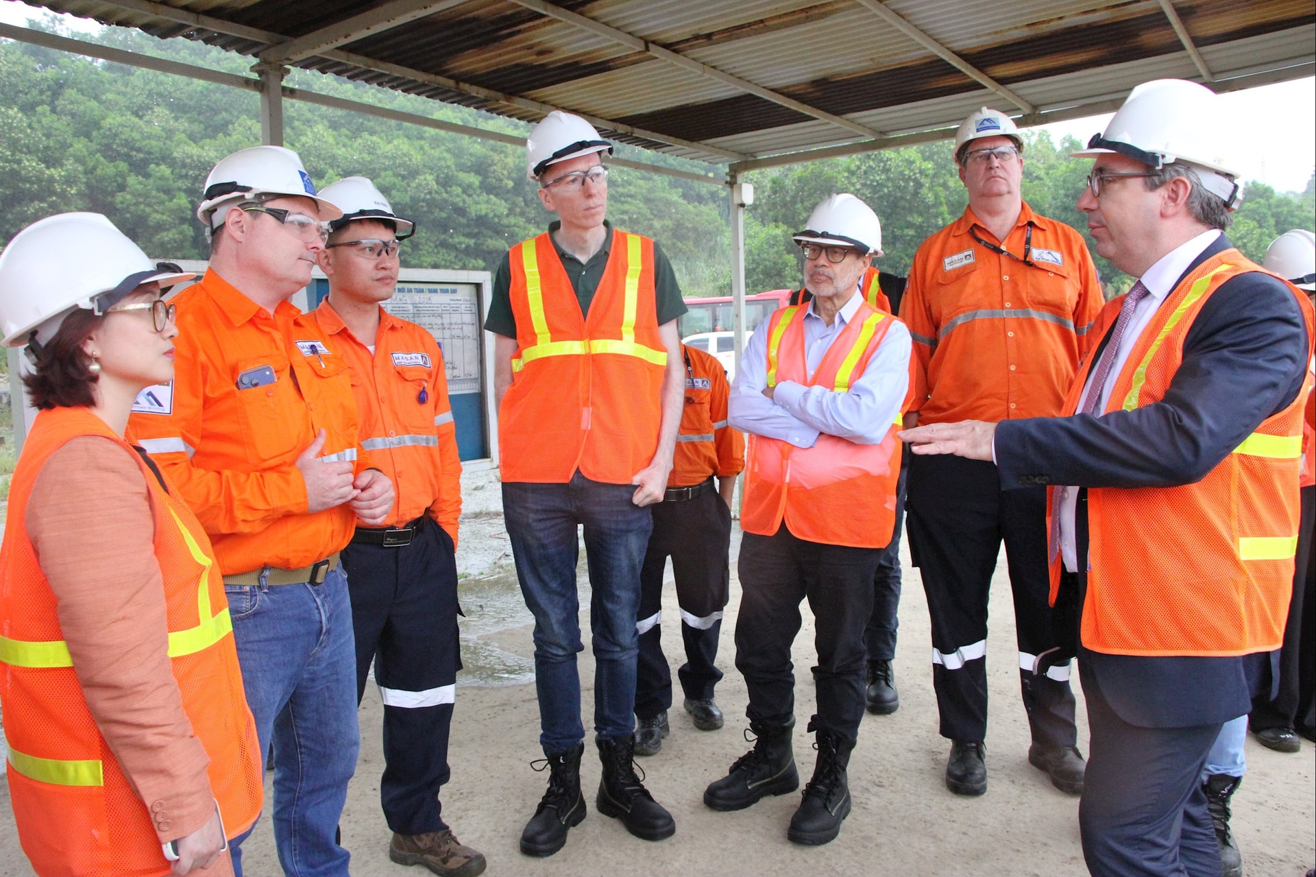 Quốc vụ khanh Stefan Rouenhoff và các thành viên trong đoàn đánh giá cao quy trình công nghệ hiện đại cùng mô hình vận hành tích hợp từ khai thác tại mỏ đến chế biến sâu vonfram của MHT