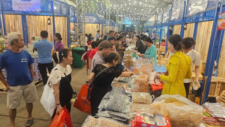 Tối 18-11, đông đảo người dân, du khách ùn ùn đổ về lễ hội để trải nghiệm và mua sắm