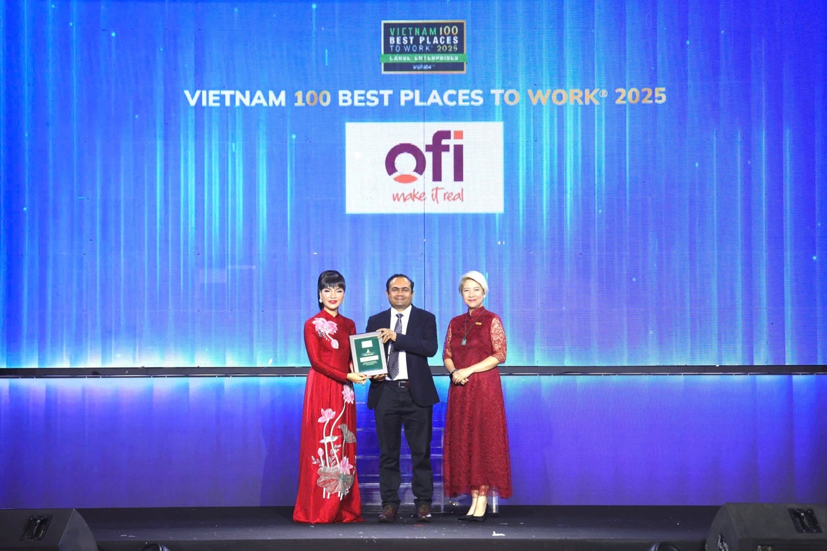 1. Đại diện ofi Việt Nam, ông Gaurav Patil, Tổng Giám đốc Điều hành ofi Việt Nam, nhận giải Top 100 Nơi làm việc tốt nhất Việt Nam 2025. (1)