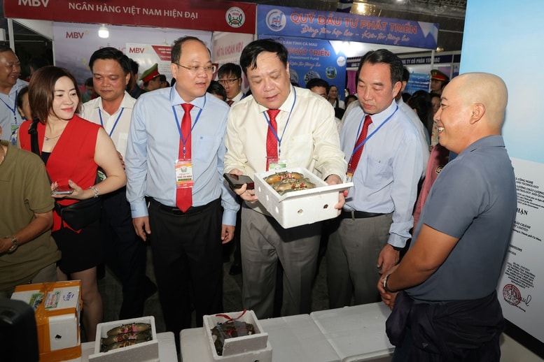 Lãnh đạo tỉnh Cà Mau tham quan các gian hàng tại Ngày hội Cua Cà Mau 2025