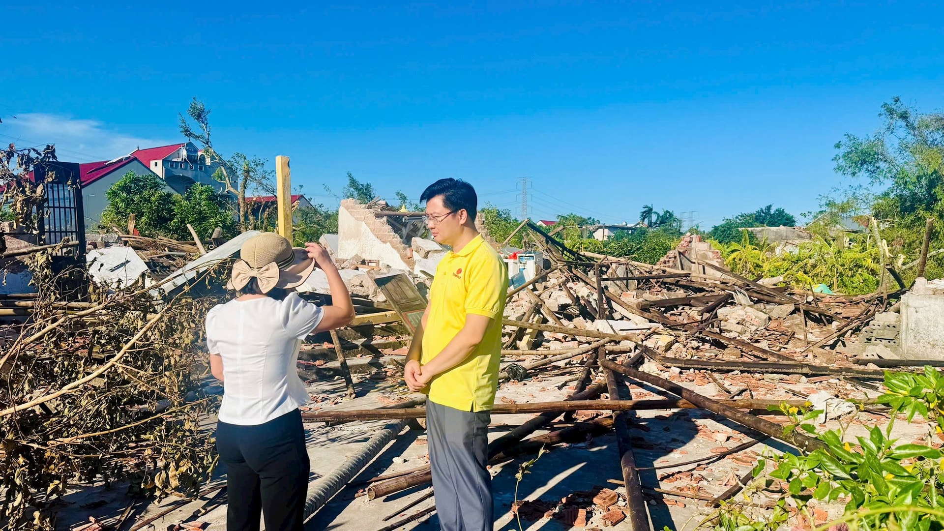 Đại diện Quỹ Thiện Tâm chia sẻ với bà con Ninh Bình sau mất mát, thiệt hại của cơn bão số 10