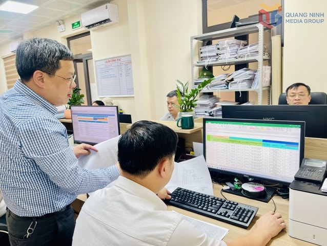 Theo Phó Chủ tịch UBND phường Việt Hưng – ông Phạm Văn Thứ (áo kẻ, bên trái), việc làm sạch dữ liệu đất đai đang triển khai sẽ khắc phục tình trạng dữ liệu rời rạc, thiếu đồng bộ nhiều năm qua