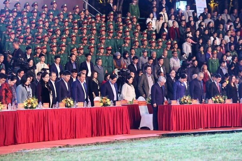 Đoàn kết một lòng hướng về miền Trung Đoàn kết một lòng hướng về miền Trung