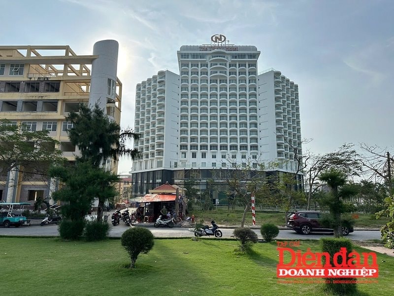 Chủ đầu tư dự án Khách sạn Quốc tế Đồ Sơn đã bị các cơ quan chức năng xử phạt hành chính do nhiều sai phạm, trong đó có việc chậm tiến độ kéo dài và xây dựng không phép.